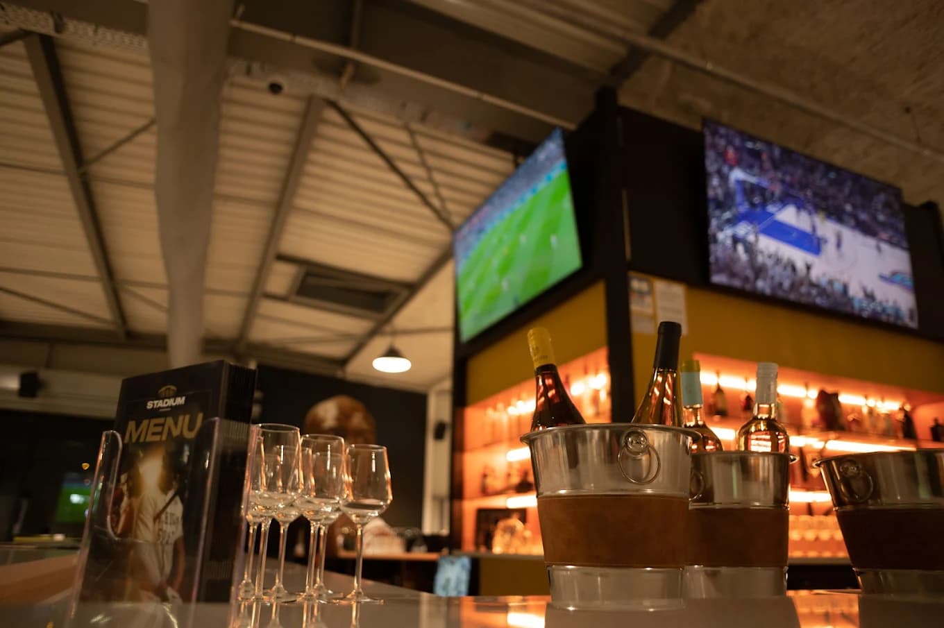 Le bar & écrans